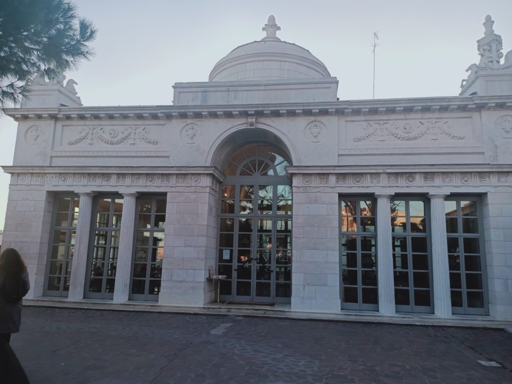 La caffetteria a Giardini Reali