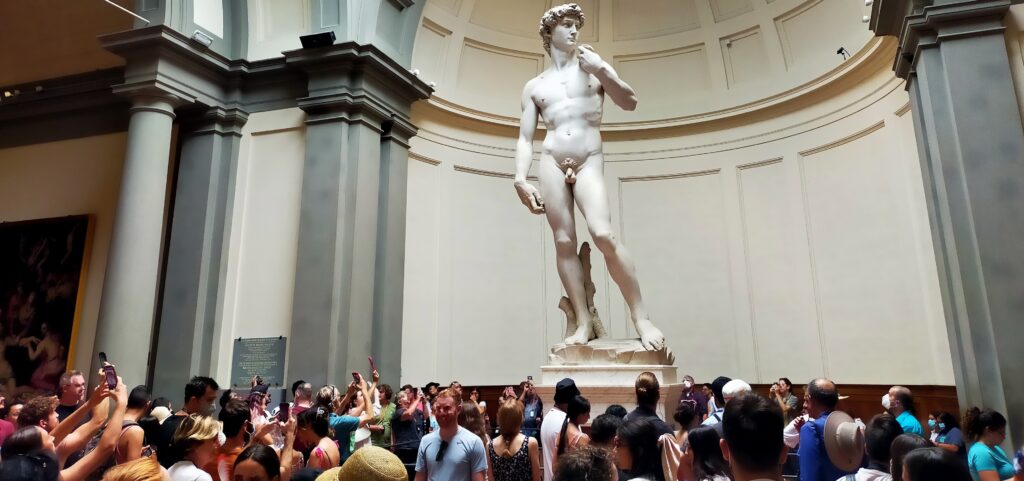 La calca attorno al David nella Galleria dell'Accademia di Firenze